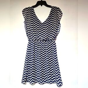 SPEECHLESS Chevron Patterned Dress in Navy and White. Size S.